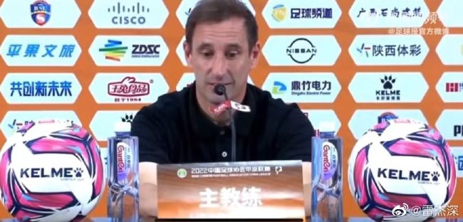 路透照中，断眉身穿蓝白条纹POLO衫搭配休闲白色长裤，Brooke则身穿樱桃碎花吊带套装现身，二人乘坐游艇出海。