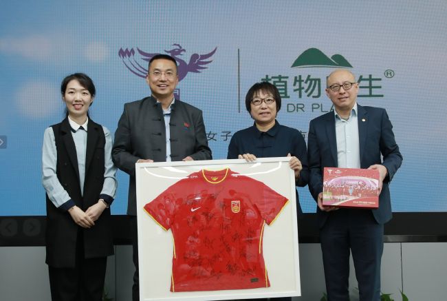 本片由江志强监制，吴炜伦执导，黄子华、谢君豪、王丹 劳伦斯颁奖礼蔡依林获男神簇拥 刘璇与马龙贴面 2016-12-16 2016体育十佳劳伦斯颁奖礼现场，张杰身穿西装帅气登“黄金宝座”霸气献唱，蔡依林则获赵帅、薛长锐这两位“长腿男神”簇拥献唱，与郎平教练颁奖组最萌身高差，王力宏、刘璇登台为吴敏霞颁奖，刘璇献吻吴敏霞留 《毒舌律师》创纪录！