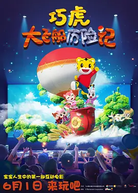 怀中小七（哈珀·赛雯·贝克汉姆）身穿小碎花罩衫，左顾右盼呆萌惹人爱。