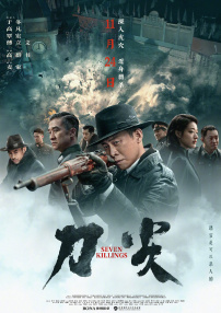 当日蔡依林白T+牛仔裤帅气十足，一副反光墨镜更增添了几许潮范，她刚一出现就遭到歌迷疯狂围堵，足以彰显其超高人气。